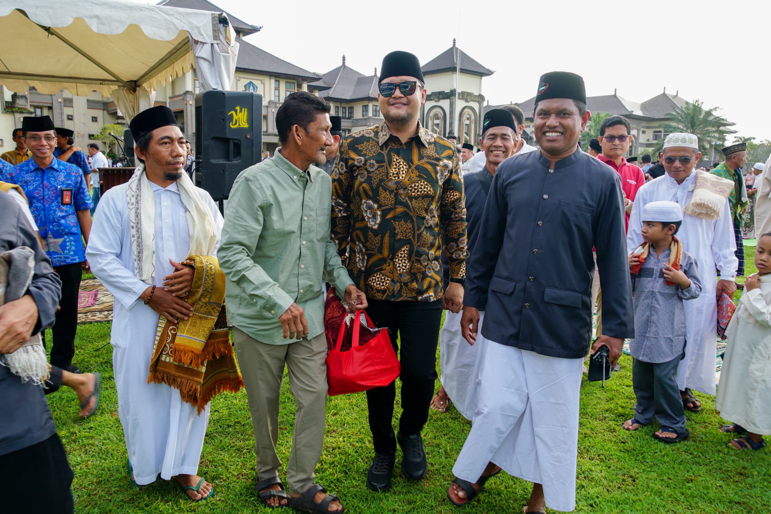 Foto: Wakil Bupati Badung Bagus Alit Sucipta menghadiri pelaksanaan Sholat Ied Hari Raya Idul Fitri 1446 Hijriah di Lapangan Puspem Badung, Senin (31/3/25). Sumber: Pemkab Badung.