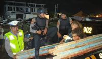 Foto: Personel Polsek Kuta Selatan saat mengamankan pelaku pencurian alat proyek di Ungasan. Sumber: Ist.