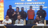 Foto: Gubernur Bali Wayan Koster saat melakukan konferensi pers di Kantor Imigrasi Denpasar, Senin (14/4/25). Sumber: Istimewa.