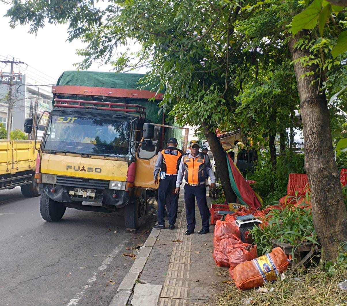 Foto: Penertiban truk yang dilakukan Dishub Denpasar. Sumber: Istimewa.