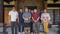 Bupati Badung I Wayan Adi Arnawa saat rapat koordinasi terkait dengan Penataan Jembatan Tukad Bangkung, Desa Pelaga, Petang di Rumah Jabatan Bupati Badung, Minggu (6/4).