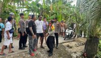 Aparat Polsek dan Koramil Nusa Penida saat mengamankan situasi di rumah warga Banjar Sental Kangin yang terkena sanksi kesepekang dan kanorayang, Minggu (30/3/25). Foto: tim/wacanabali.com