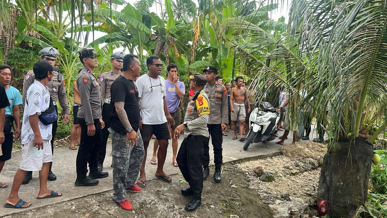 Aparat Polsek dan Koramil Nusa Penida saat mengamankan situasi di rumah warga Banjar Sental Kangin yang terkena sanksi kesepekang dan kanorayang, Minggu (30/3/25). Foto: tim/wacanabali.com