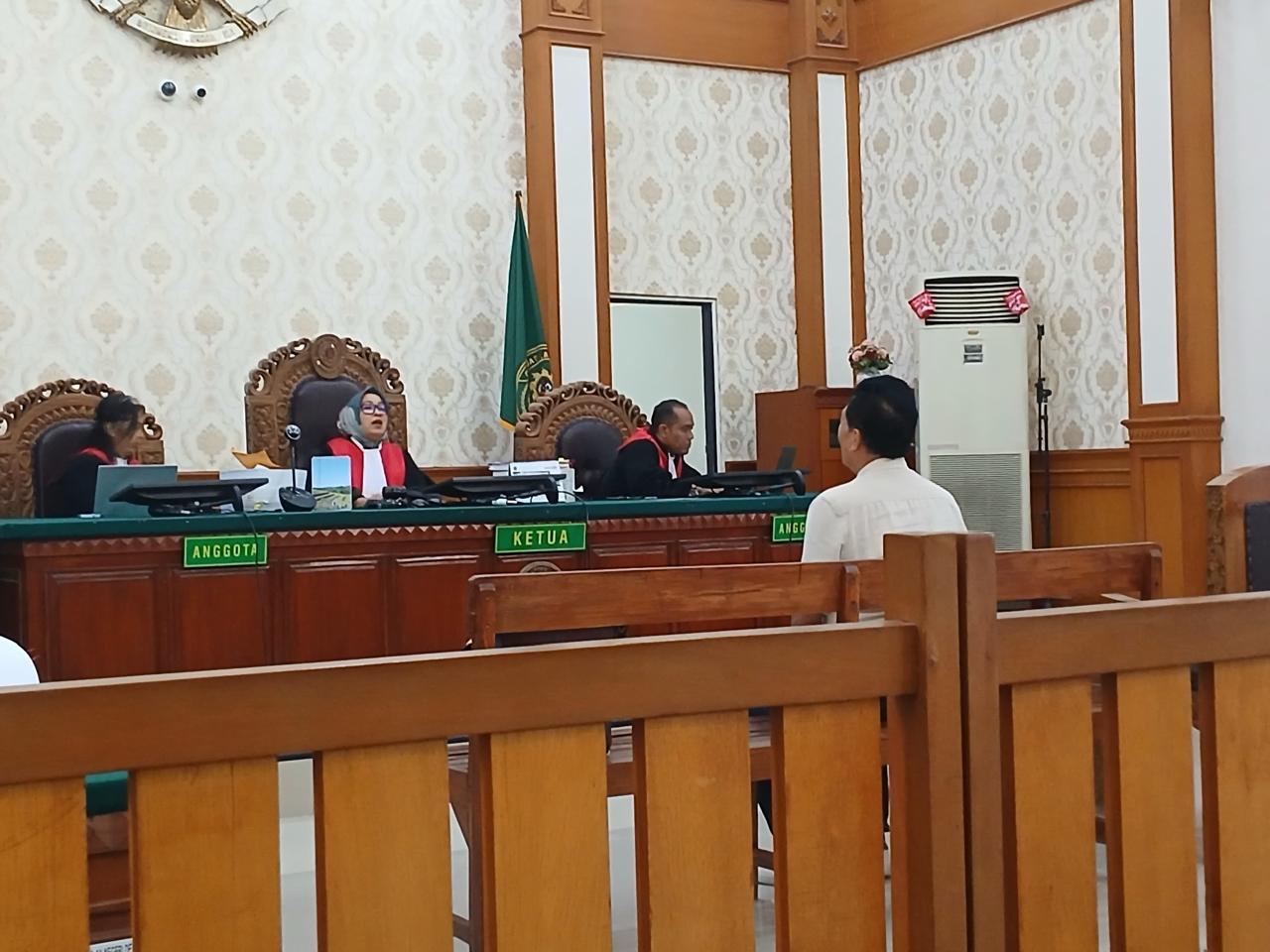 Suasana persidangan lanjutan kasus yang melibatkan keluarga besar Jro Kepisah, termasuk Anak Agung Ngurah Oka di Pengadilan Negeri Denpasar, Selasa (29/4).