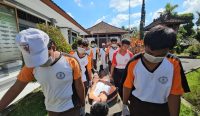 Foto: Simulasi bencana yang dilaksanakan di SMAN 1 Penebel, Tabanan. Sumber: Istimewa.