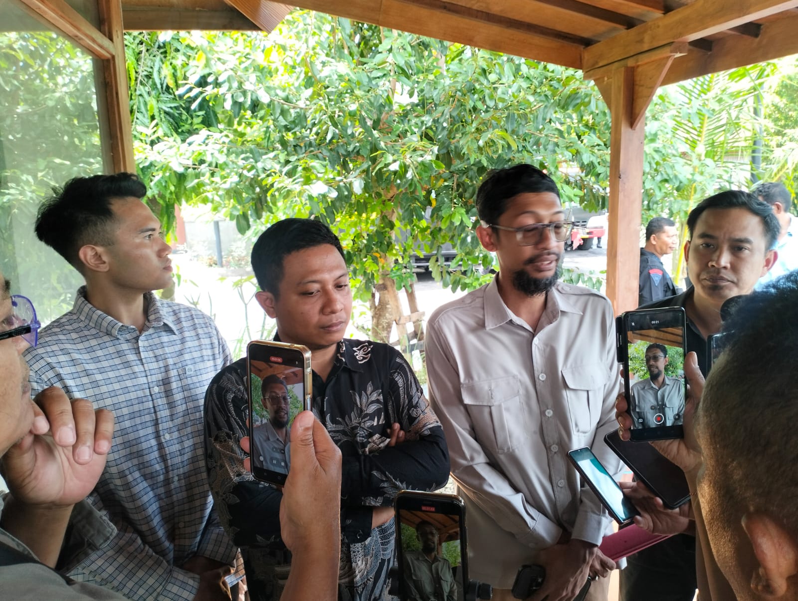 BPN Kota Denpasar melakukan proses pengukuran lahan di kawasan Jalan Badak Agung Utara, Sumerta Klod, Denpasar Timur, pada Selasa (29/4/2025).