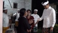 Bupati Adi Arnawa didampingi Ketua TP PKK Kabupaten Badung Ny. Rasniathi Adi Arnawa meninjau langsung rumah tidak layak huni dari Ni Made Sudani yang terletak di Banjar Panca Yasa, Desa Mengwitani, Mengwi, Senin (31/3).