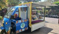 Foto: Aktivitas membaca di Pustaka Desa, Sumerta Kelod, Denpasar. Sumber: Komang Ari/Wacana Bali.