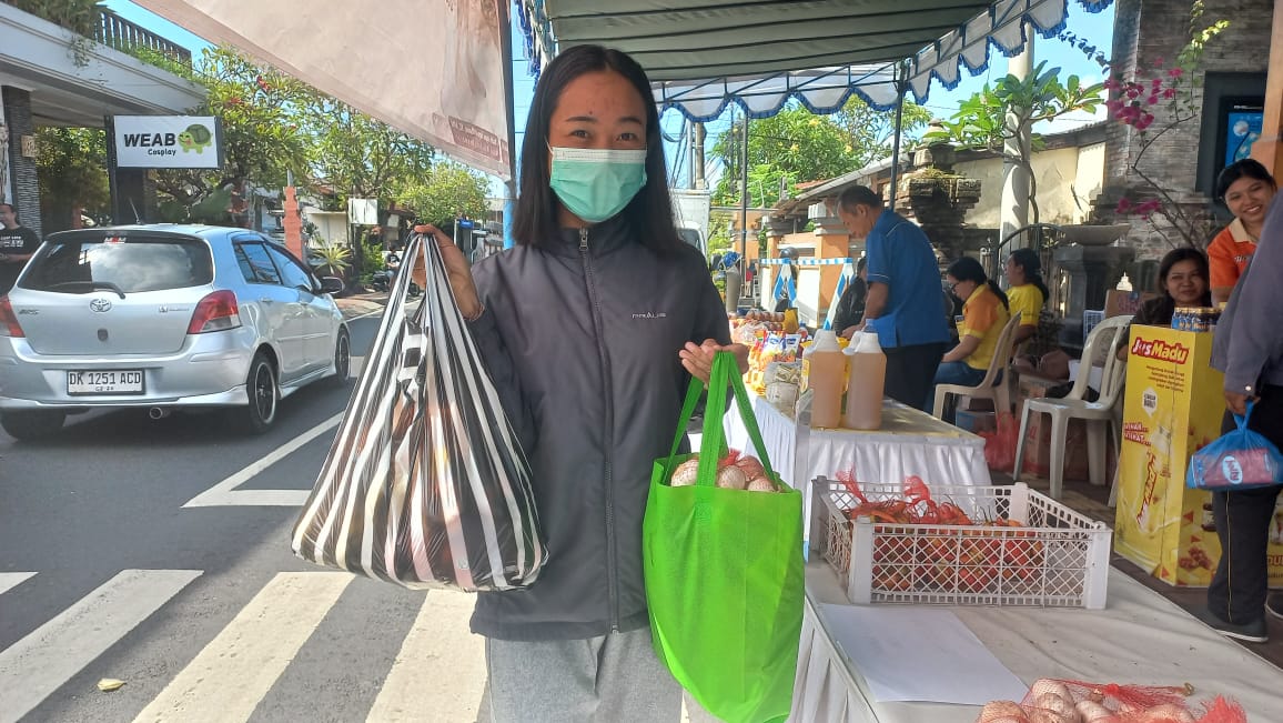 Foto: Salah satu pembeli di pasar murah, Widya Arsita (25). Sumber: Komang Ari/Wacana Bali.