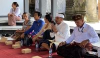 Paruman permintaan maaf bule Bulgaria Bonislav Vasilev kepada kerama Desa Adat Tumbak Bayuh, Mengwi, Badung, Kamis (10/4/25). Foto: tim/wacanabali.com
