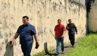 Foto: Kalapas Hudi Ismono saat kontrol keliling area beranggang dan Wisma Hunian di Lapas Kerobokan