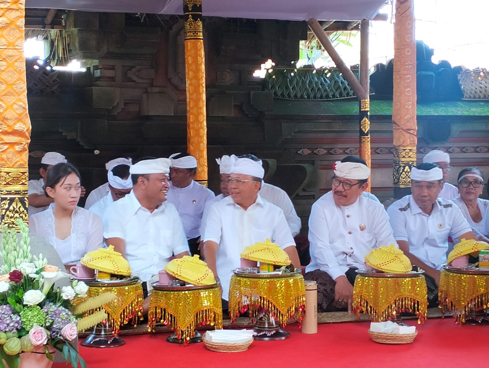 Foto: Gubernur Bali, Wayan Koster didampingi Bupati Gianyar bersama Ketua PHRI Bali, Cok Ace saat menghadiri upacara Mecaru Rsi Gana, Melaspas dan Mendem Pedagingan. Sumber: Ist.