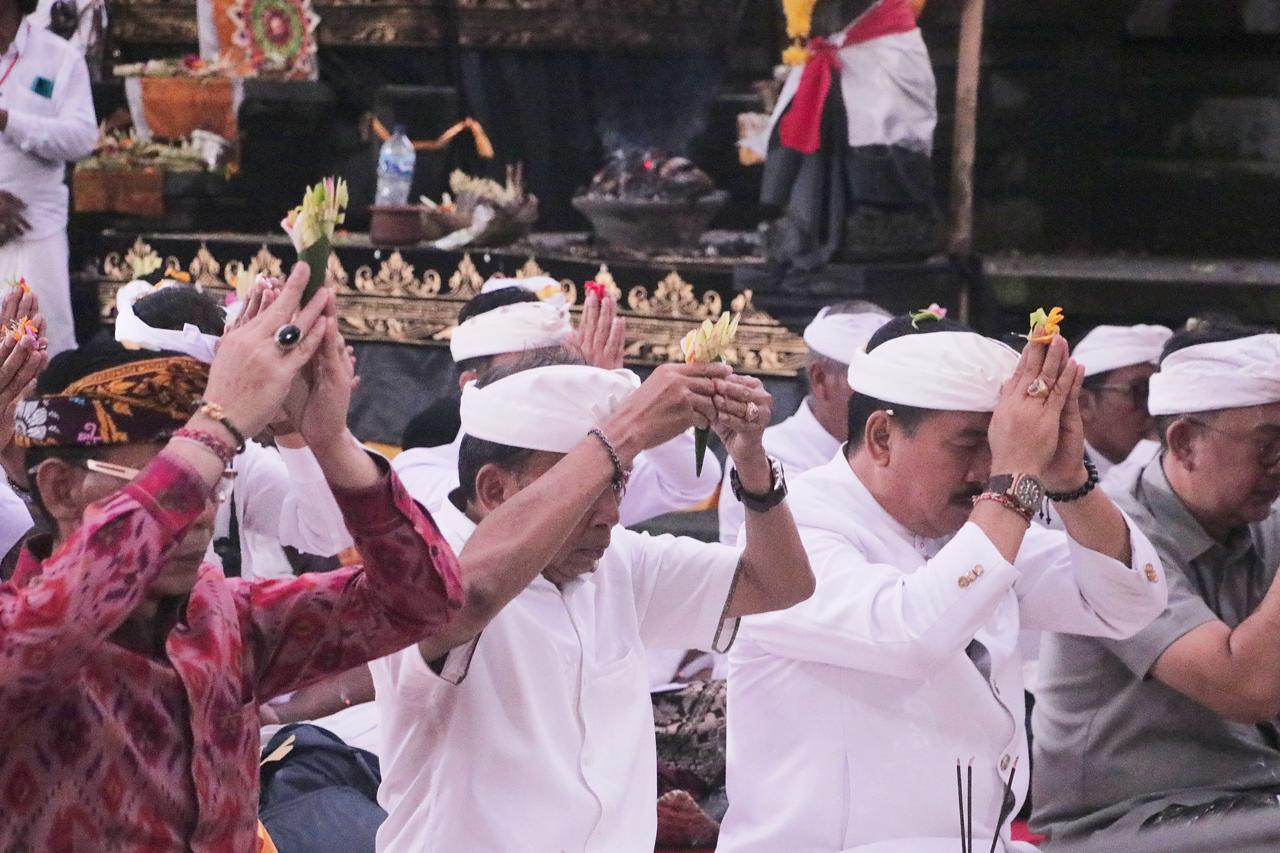 Gubernur Bali Wayan Koster saat menghadiri acara padudusan agung Pura Kawitan Warga Kayuselem Gwasong Songan, Kintamani Bangli, Jumat (18/4/25). Foto: tim/wacanabali.com