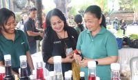 Foto: Ketua TP PKK Kota Denpasar Sagung Antari (kanan) saat meninjau pasar murah di Banjar Pelagan, Penatih, pada Jumat (11/4/25). Sumber: Pemkot Denpasar.