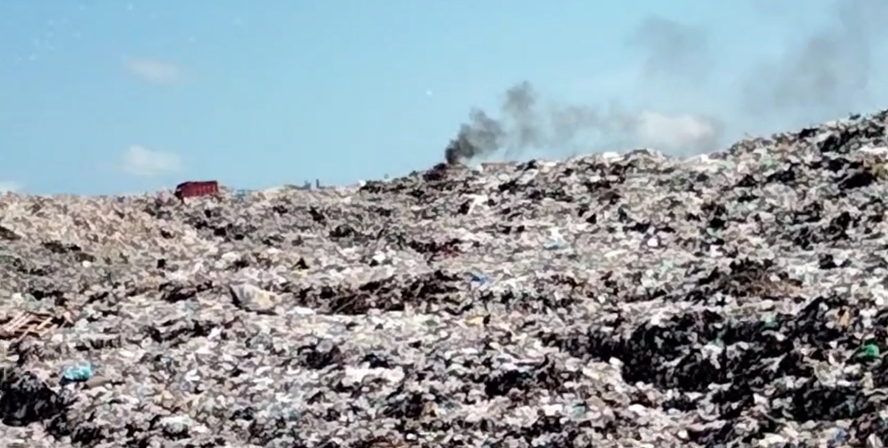 Foto: Situasi api sisa kebakaran TPA Suwung. Sumber: Istimewa.