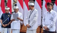 Foto: Gubernur Bali, Wayan Koster saat jumpa pers terkait penerbitan surat edaran saat memasuki Pura Agung Besakih. Sumber: Yulius N/wacanabali.com