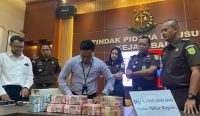 Foto: Konferensi pers penyitaan uang hasil pemerasan Kadis PMPTSP Buleleng. Sumber: dok/ Kejati Bali.