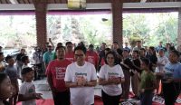 Bupati Wayan Adi Arnawa secara resmi meluncurkan Program Bimbingan Belajar Bahasa Inggris Untuk Masyarakat di Balai Banjar Karang Dalem II, Desa Bongkasa Pertiwi, Abiansemal, Selasa (20/5).