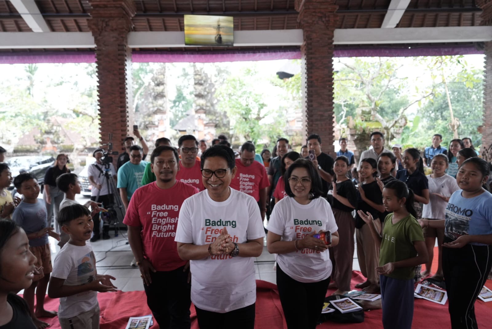 Bupati Wayan Adi Arnawa secara resmi meluncurkan Program Bimbingan Belajar Bahasa Inggris Untuk Masyarakat di Balai Banjar Karang Dalem II, Desa Bongkasa Pertiwi, Abiansemal, Selasa (20/5).