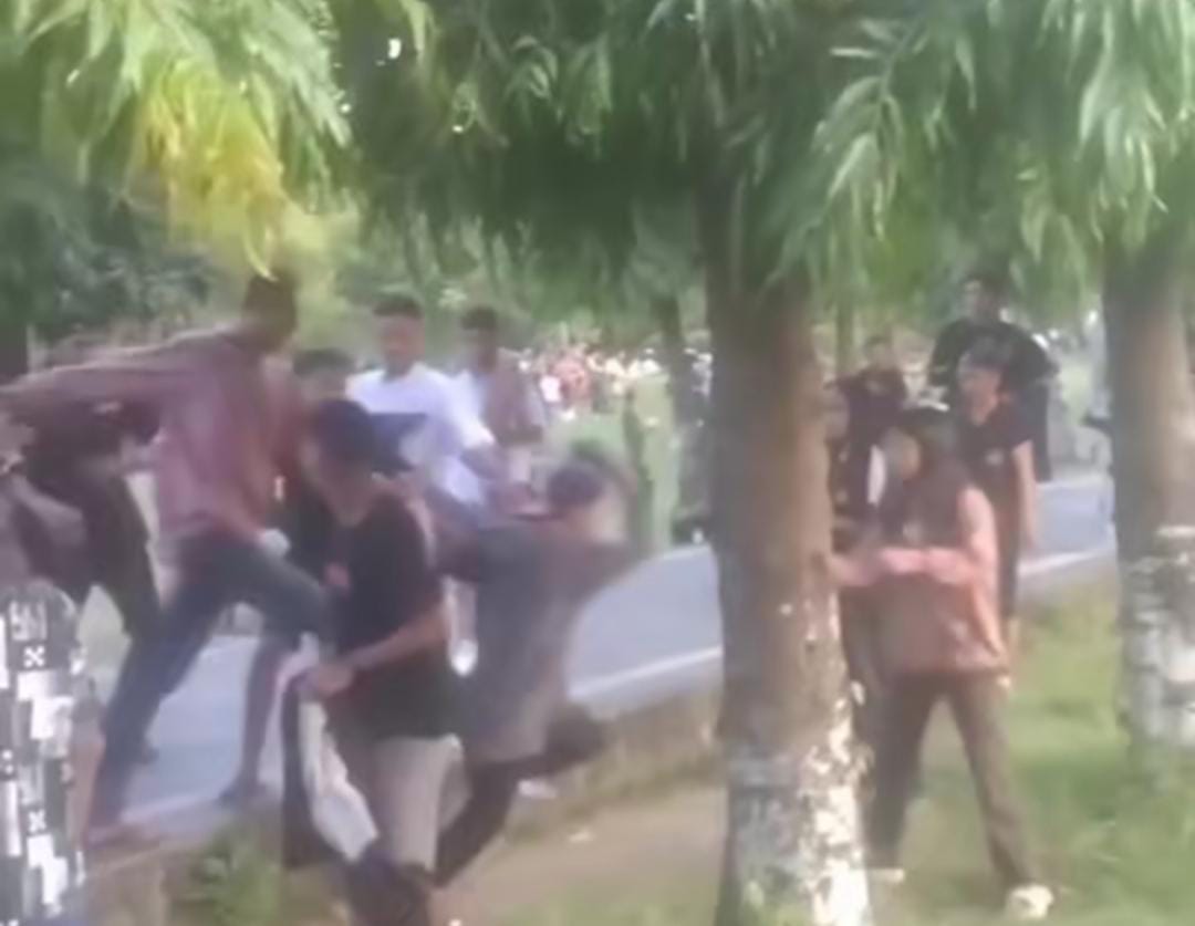 Foto: Perkelahian antar penduduk pendatang di Lapangan Renon, Denpasar. Sumber: Tangkapan layar.