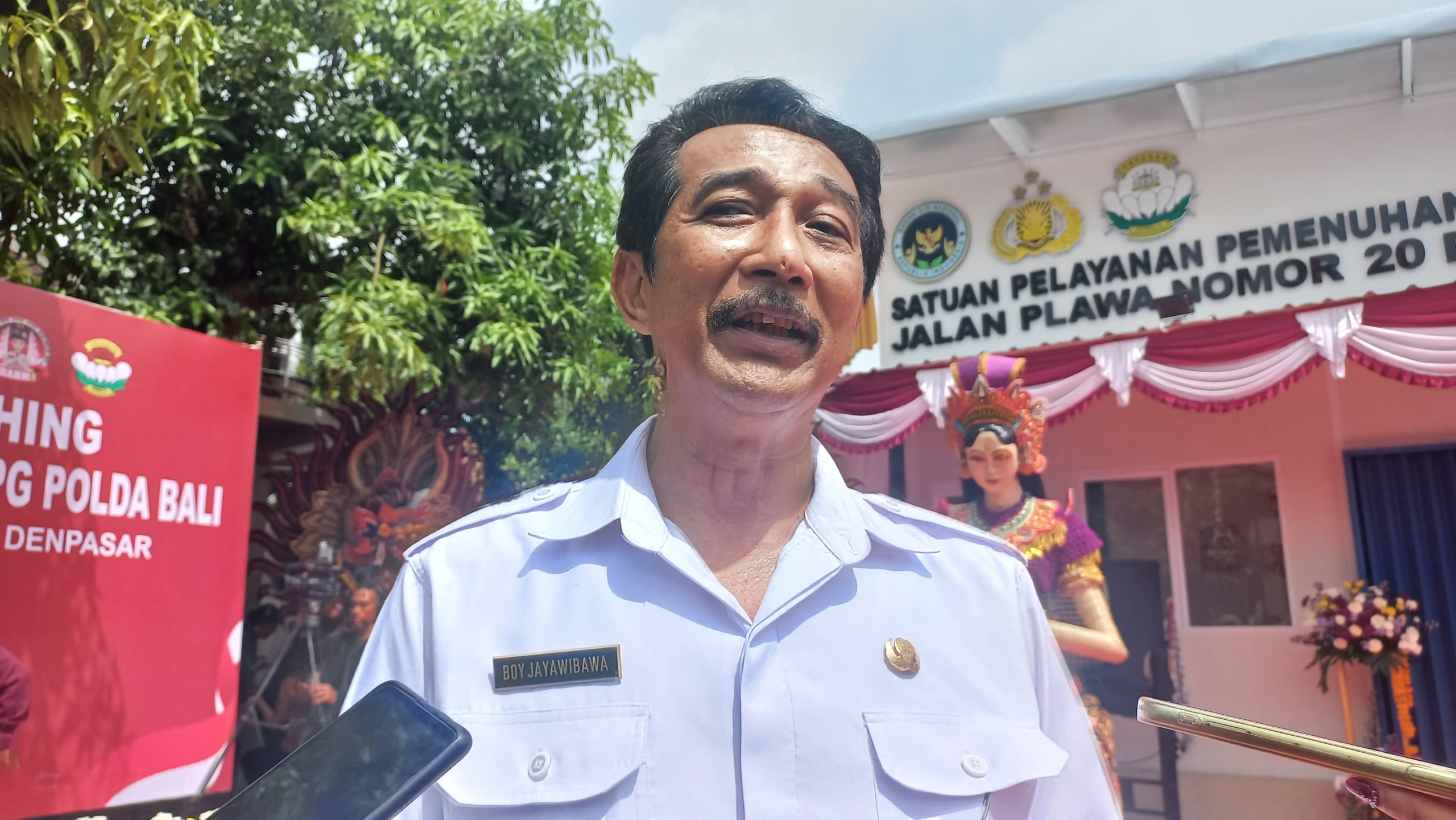 Foto: Kepala Dinas Pendidikan dan Olahraga (Kadisdikpora) Provinsi Bali Ketut Ngurah Boy Jayawibawa saat diwawancarai di Denpasar, Rabu (7/5/25). Sumber: Komang Ari/Wacana Bali.