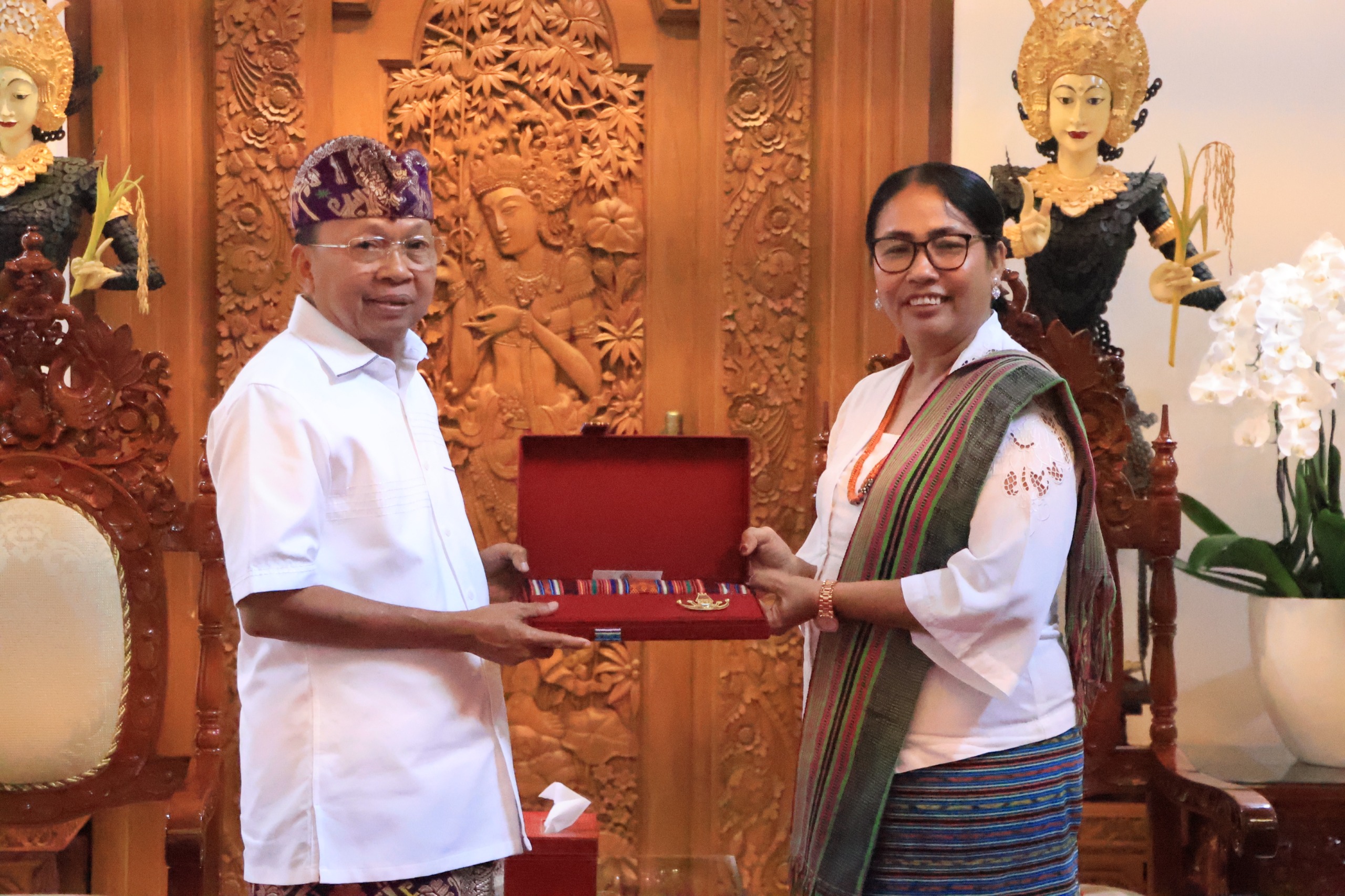 Foto: Gubernur Bali, Wayan Koster bersama Konjen Timor Leste, Carolina Maria da Silvia