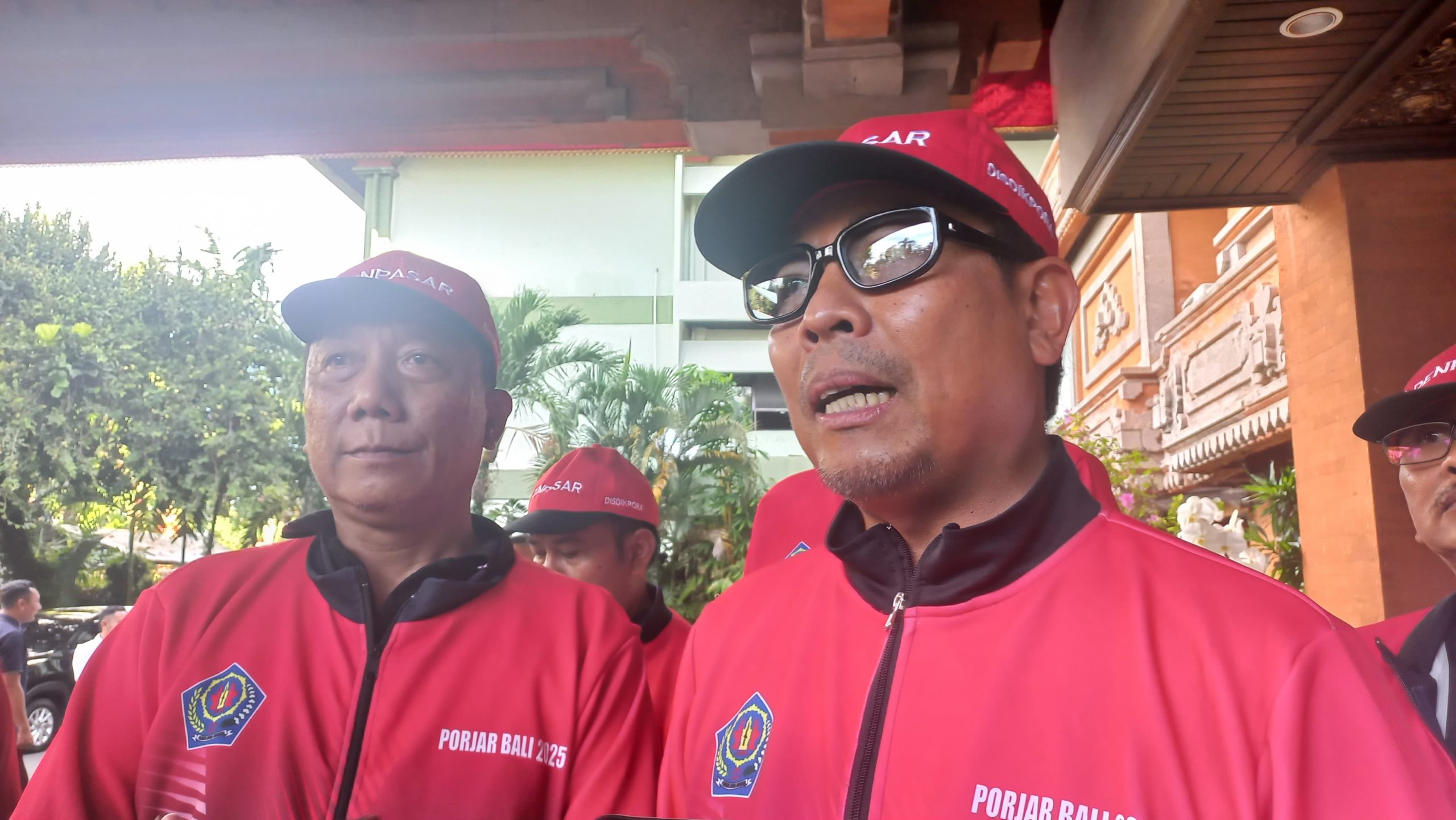 Foto: Wakil Wali Kota Denpasar I Kadek Agus Arya Wibawa (kanan) bersama Kadisdikpora Kota Denpasar Anak Agung Gede Wiratama saat diwawancarai usai acara pelepasan atlet dan pelatih kontingen Denpasar, Rabu (28/5/25). Sumber: Komang Ari/Wacana Bali.