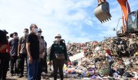 Foto: Gubernur Bali Wayan Koster saat meninjau TPA Suwung pada Minggu (25/5/2025)