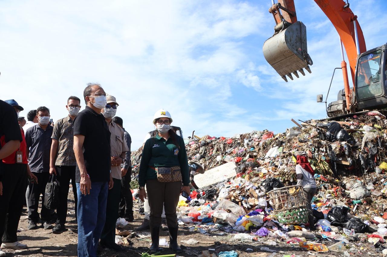 Foto: Gubernur Bali Wayan Koster saat meninjau TPA Suwung pada Minggu (25/5/2025)