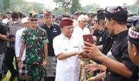 Foto: Gubernur Bali Wayan Koster saat bersama pacalang se-Bali. Sumber: dok/wacababali.com