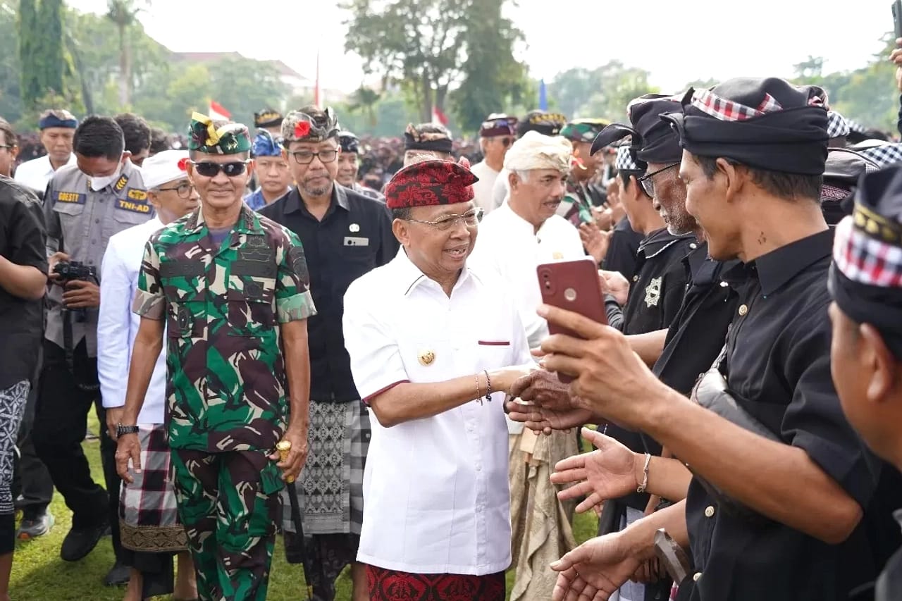 Foto: Gubernur Bali Wayan Koster saat bersama pacalang se-Bali. Sumber: dok/wacababali.com