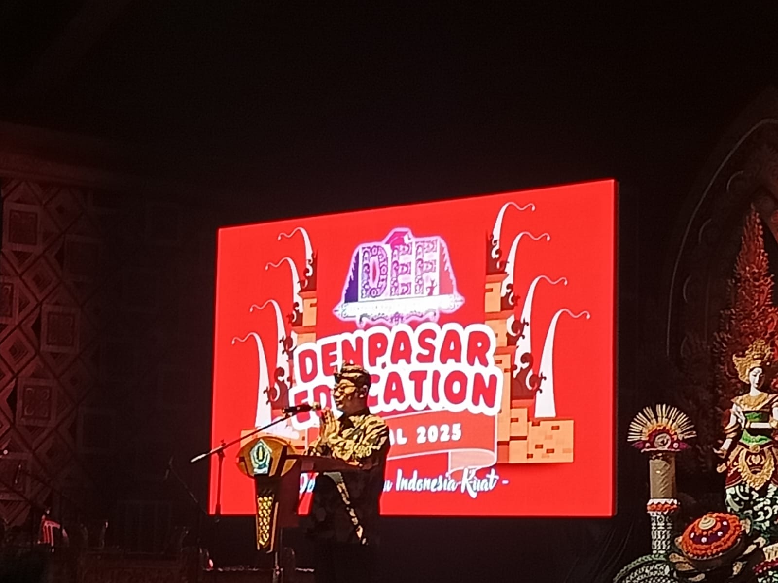 Foto: Menteri Pendidikan Dasar dan Menengah (Mendikdasmen) Abdul Mu'ti saat memberikan sambutan dalam acara Denpasar Education Festival. Sumber: Yulius N/wacanabali.com