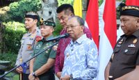 Foto: Gubernur Bali Wayan Koster bersama Kapolda Bali, Pangdam IXUdayana, Kepala Kejaksaan Tinggi Denpasar saat konferensi pers terkait keberadaan Ormas di Bali. Sumber: Ist.