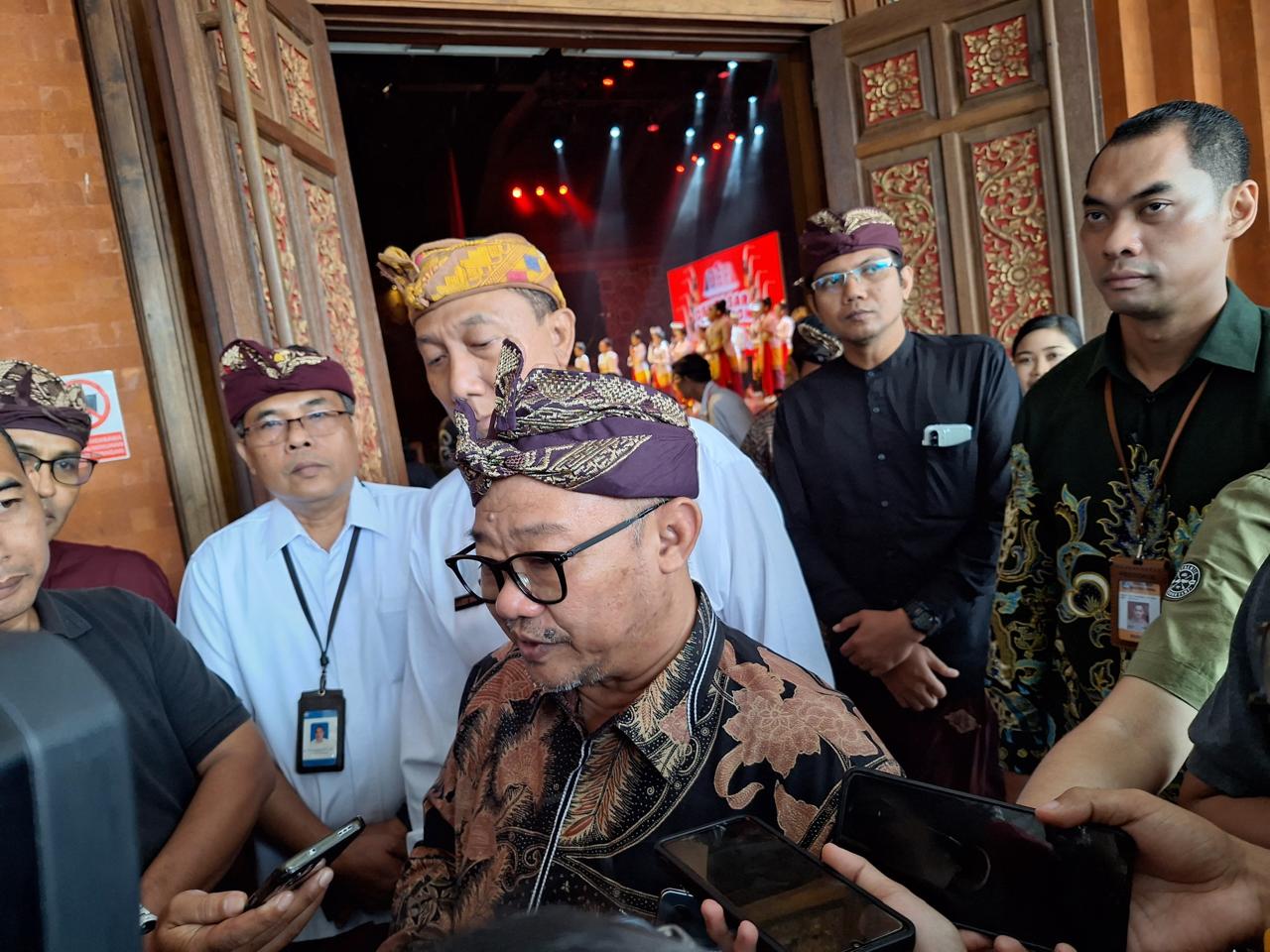 Foto: Mendikdasmen Abdul Mu'ti saat menghadiri acara Denpasar Education Festival, Kamis (8/5/25). Sumber: Komang Ari/Wacana Bali.