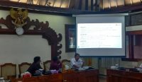 Foto: Komisi 3 DPRD Provinsi Bali saat menggelar rapat bersama PLN UID Bali, Senin (19/5/25). Sumber: Komang Ari/Wacana Bali.
