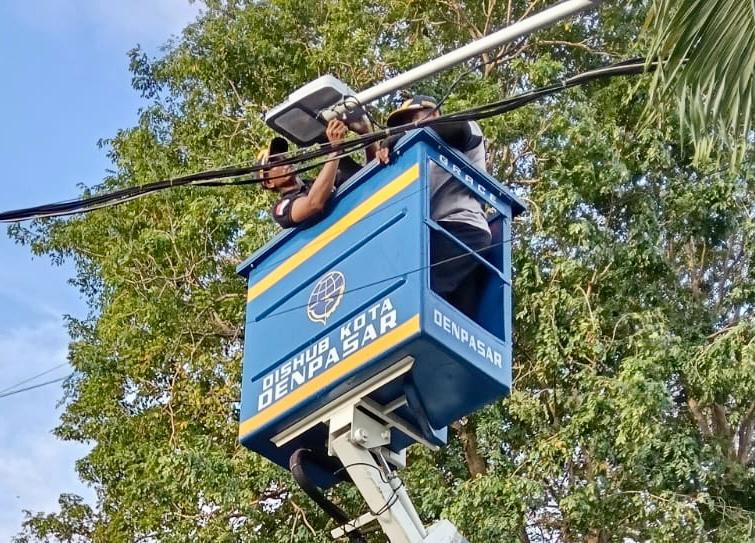 Foto: Proses pemasangan lampu LED. Sumber: Istimewa.