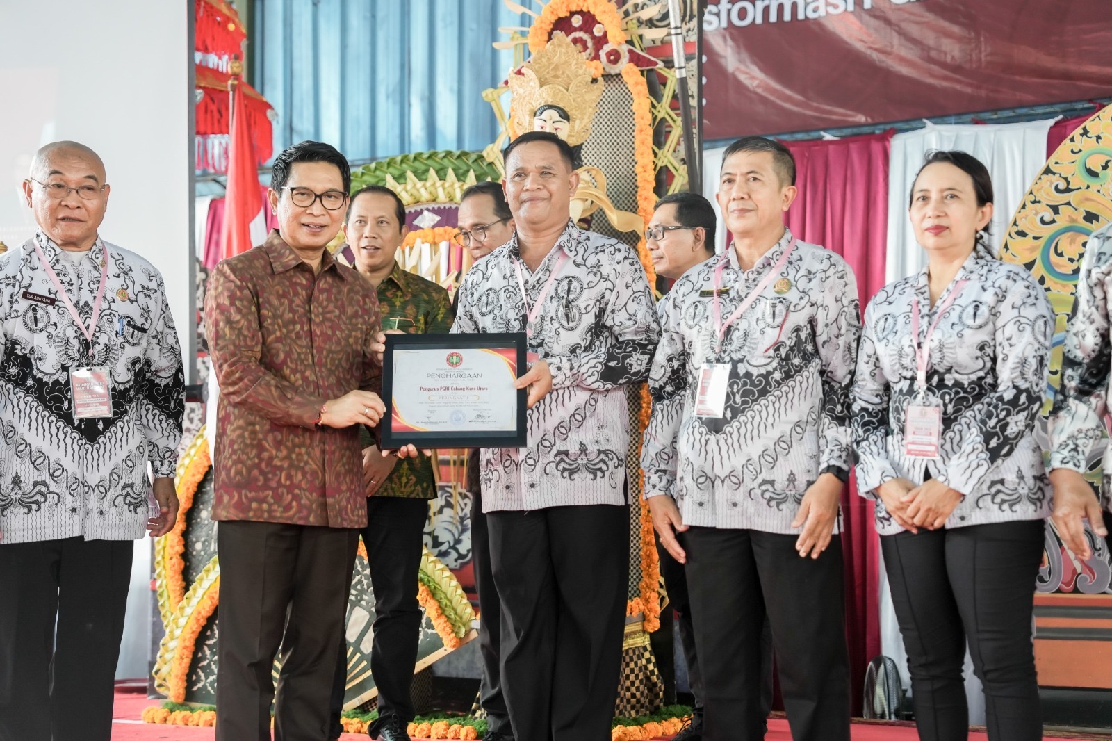 Bupati Adi Arnawa saat membuka Konkab PGRI Kabupaten Badung XXIII, masa bakti tahun 2024-2029, di SMK PGRI 2 Badung, Kecamatan Mengwi, Sabtu (24/5).