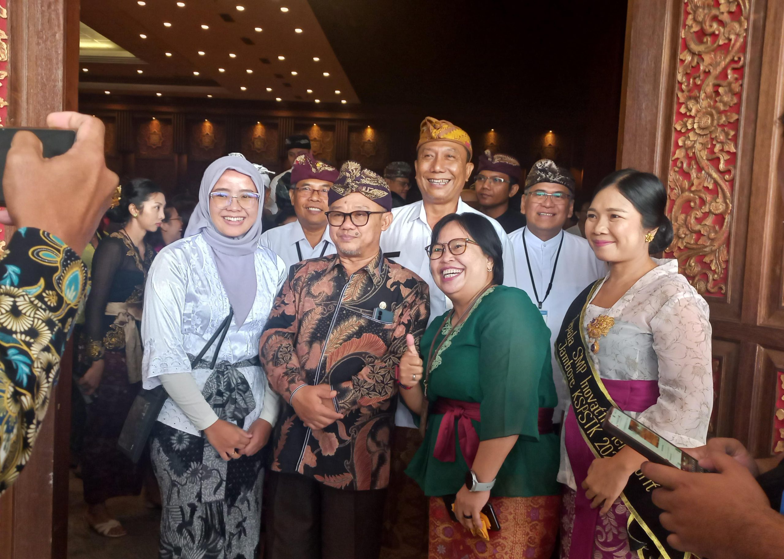 Foto: Mendikdasmen Abdul Mu'ti bersama para guru di Denpasar Education Festival, Kamis (8/5/25). Sumber: Komang Ari/Wacana Bali.