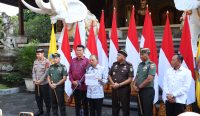 Gubernur Bali Wayan Koster saat didampingi Ketua DPRD Provinsi Bali, Pangdam IX/Udayana, Kapolda Bali, Kajati Bali, Ketua Pengadilan Tinggi Denpasar, Danrem 163/Wira Satya, dan Kepala BIN Daerah Bali melakukan konfrensi pers menolak ormas berkedok premanisme di Bali, Senin (12/05/2025). Foto: dok/pribadi