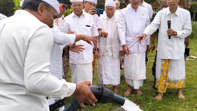 Foto: Gubernur Koster saat meresmikan pipanisasi air bersih untuk tirta di Pura Besakih