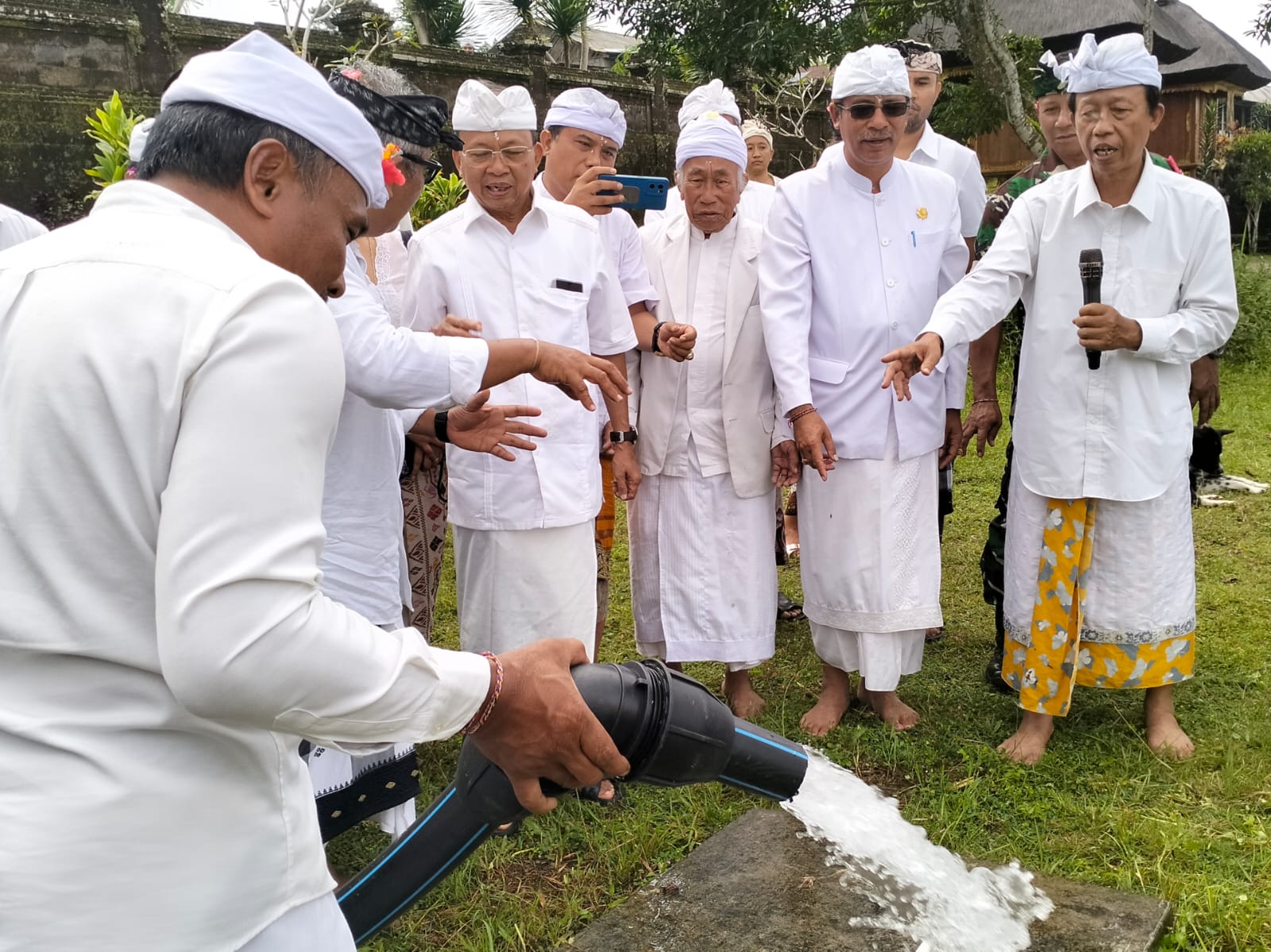 Foto: Gubernur Koster saat meresmikan pipanisasi air bersih untuk tirta di Pura Besakih
