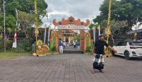 Foto: Pecalang menjaga perayaan Hari Waisak di Vihara Buddha Sakyamuni, Denpasar, Senin (12/5/25). Sumber: Komang Ari/Wacana Bali.