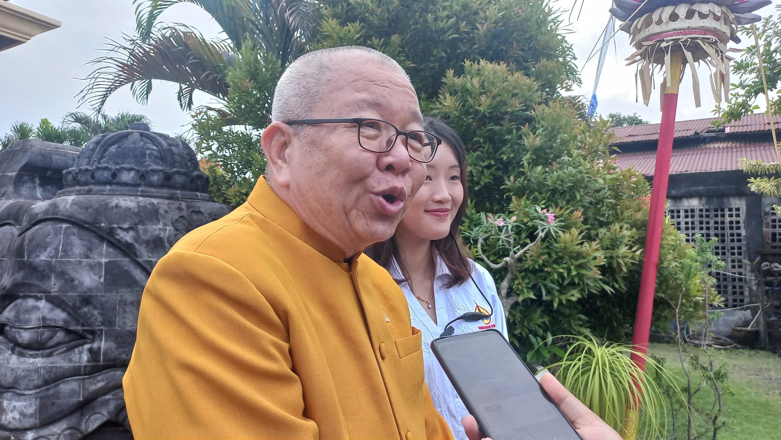 Foto: Ketua Yayasan Buddha Sakyamuni Bali PMy. Oscar Naib Wanouw saat diwawancarai awak media, Senin (12/5/25). Sumber: Komang Ari/Wacana Bali.