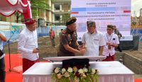 Gubernur Bali Wayan Koster saat menandatangani prasasti dan peletakan batu pertama pembangunan PJT RSUD Sanjiwani Gianyar bersama Bupati Gianyar Agus Mahayastra dan Kajati Bali, Ketut Sumadana, Rabu (21/5/25). Foto: tim/wacanabali.com