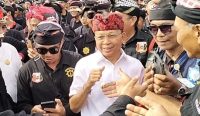 Foto: Gubernur Bali Wayan Koster saat bersama pacalang se-Bali. Sumber: dok/wacanabali.com