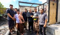Wabup Bagus Alit Sucipta menyerahkan bantuan sosial kepada dua warga korban kebakaran di Br. Delod Peken dan warga Br. Peken Baleran, Kelurahan Kapal, Kecamatan Mengwi, Kamis (15/5).