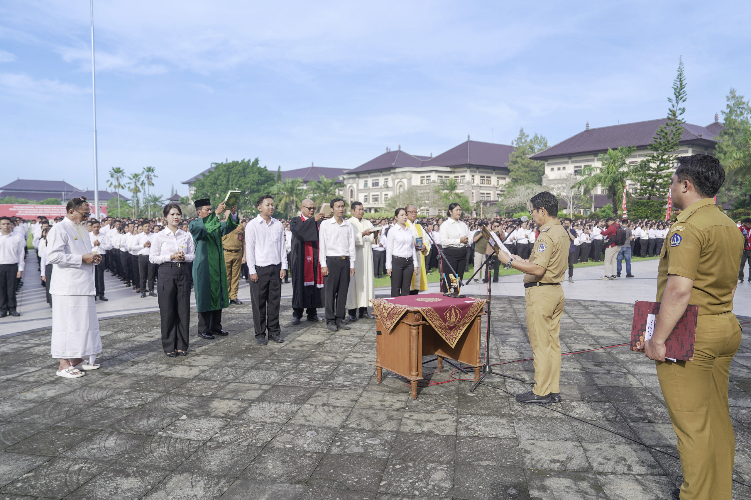 Bupati Badung I Wayan Adi Arnawa mengambil sumpah dan melantik sebanyak 587 orang CPNS dan 4.922 PPPK di lingkungan Pemkab Badung, di Lapangan Mangupraja Mandala, Puspem Badung, Senin (26/5).