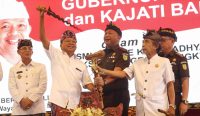Foto: Gubernur Koster bersama Kajati Bali dan Bupati Klungkung saat peluncuran program Bale Kertha Adhyaksa di Kabupaten Klungkung. Sumber: Ist.
