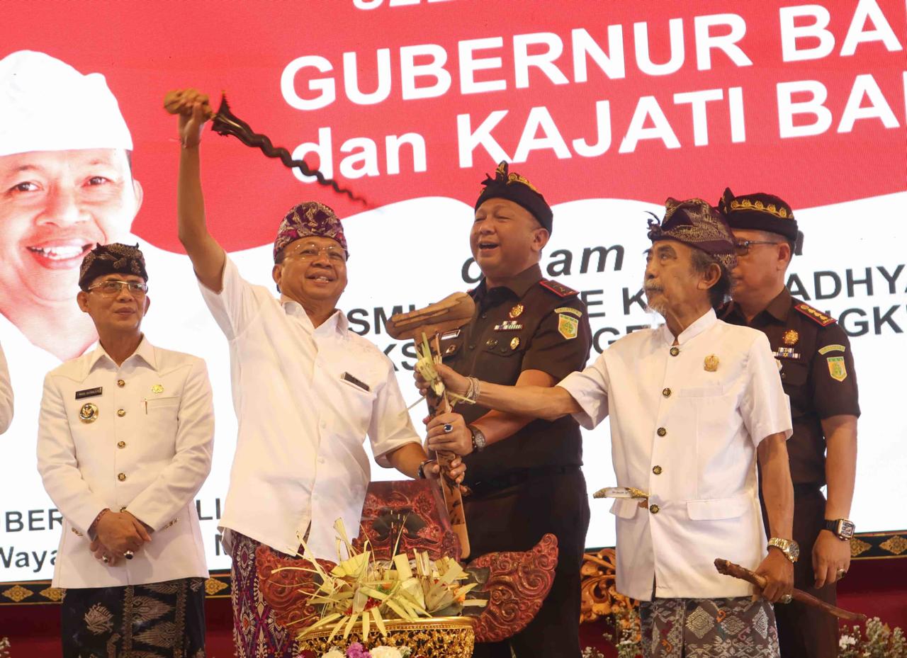 Foto: Gubernur Koster bersama Kajati Bali dan Bupati Klungkung saat peluncuran program Bale Kertha Adhyaksa di Kabupaten Klungkung. Sumber: Ist.