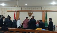 Foto: Penyidik Polda Bali (baju batik) saat menyajikan bukti-bukti surat di hadapan Majelis Hakim PN Denpasar. Sumber: Yulius N/wacanabali.com